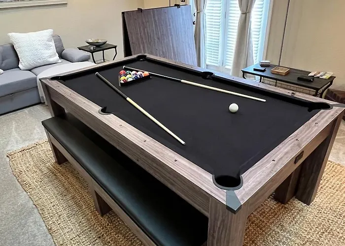 Family Fun! Sleeps 8, King Bed, 2 Queens, And Sofa Bed, Games - In Rogers