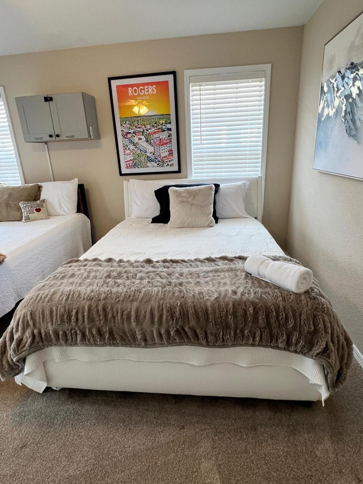 Hébergement de vacances Family Fun! Sleeps 8, King Bed, 2 Queens, And Sofa Bed, Games - In Rogers